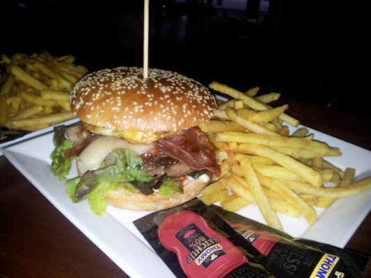 Bernstein - Burger mit saftigem Rindfleisch vom Grill, Speck, Käse und Spiegelei, dazu Pommes Frites