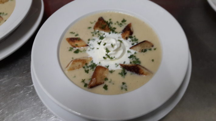 Selleriecremesuppe mit Sahnehäuchen und Croutons