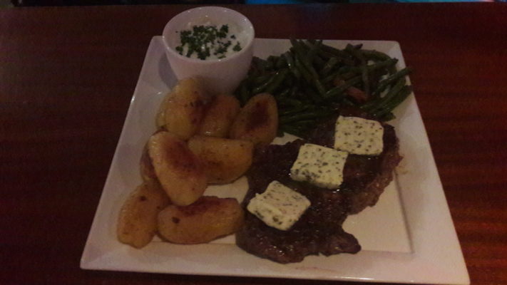 Rumpsteak vom Grill mit Kräuterbutter, grüne Bohnen, Schwenkkartoffel und Sour Cream 