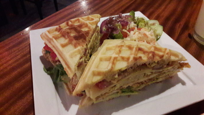 Hausgemachtes Waffelsandwich mit Thunfisch, Käse und Ei 