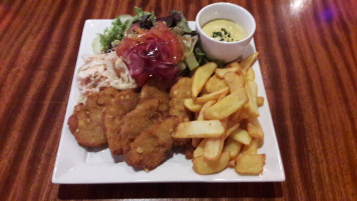 Hausgemachte Hähnchennuggets mit Currydip, Steakhouse Pommes und buntem Salat