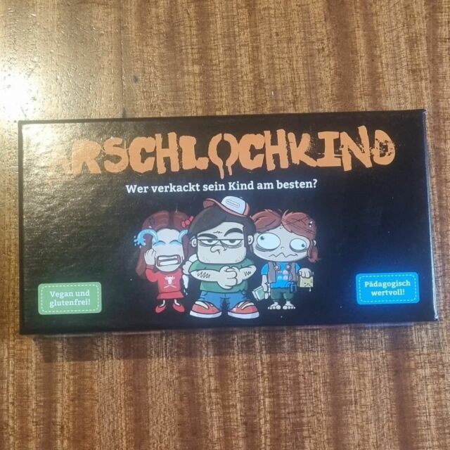 Hier wieder mal ein neues Spiel für Euch im Bernstein dass ich schon lange mal kaufen wollte...

ARSCHLOCHKIND 😁😅 für 3-6 Spieler vom Kampfhummel Verlag..

Ziel des Spiels
Das Ziel des Spiels ist, das eigene Kind mit möglichst
fragwürdigen Methoden (negative Erziehungskarten)
zum ultimativen Arschlochkind heranzuziehen.
Gleichzeitig sollen die gegnerischen Kinder mittels netter
Gesten (positive Erziehungskarten) <gerettet> werden.
Wer am Schluss das größte Arschlochkind hat, gewinnt.
#bernsteinstuttgart #spielebar #boardgames #kickern #Alpirsbackerklosterbrãu #cocktails #studenten #0711