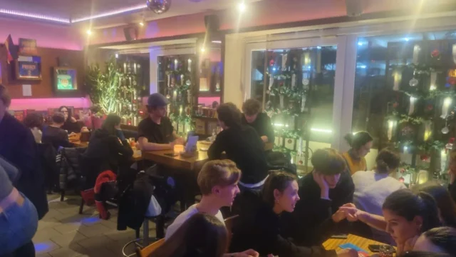 Liebe Gäste und Freund vom Berstein, 
wir Wünschen Euch ein schönes und besinnliches Weihnachtsfest ..🌲..mit Euren Lieben ❤️...
Wir sind ab dem 2.Weihnachtsfeiertag ab 16 Uhr wieder für Euch da...
#bernsteinstuttgart #spielebar #boardgames #0711 #Studententreff #kickern #alpirsbacherklosterbräu